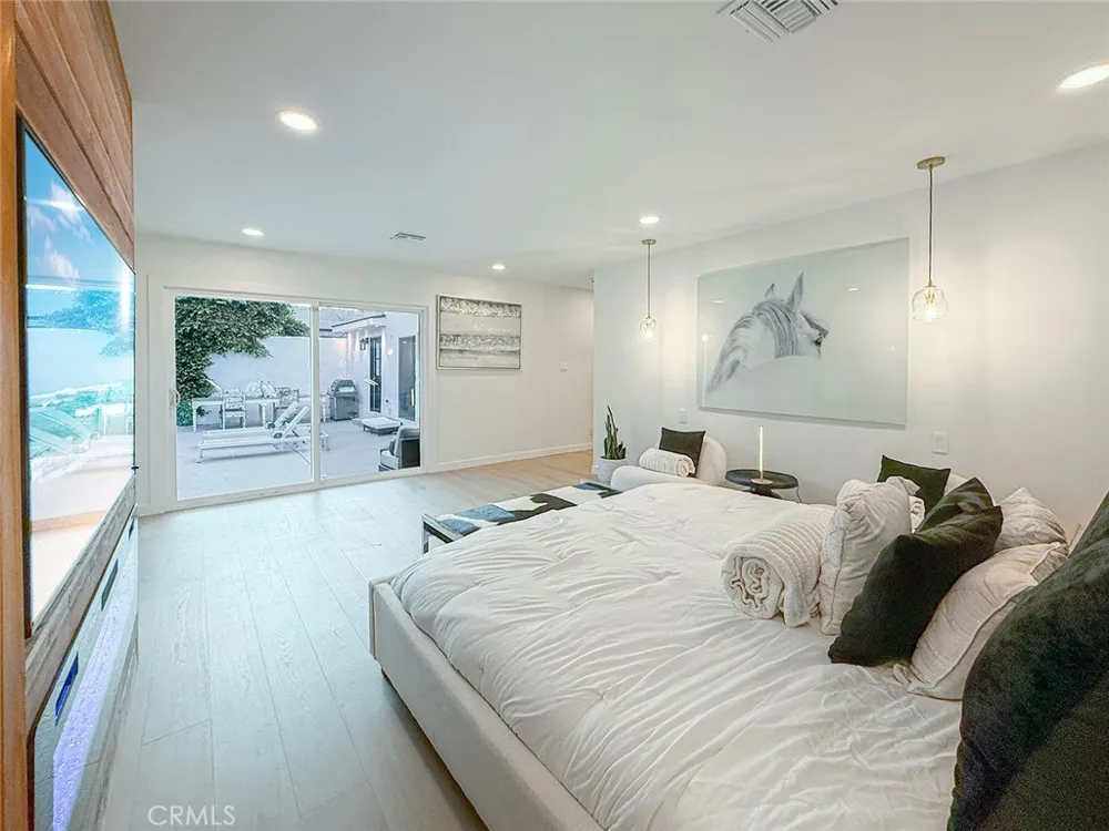 15722 Magnolia Encino, CA 91436