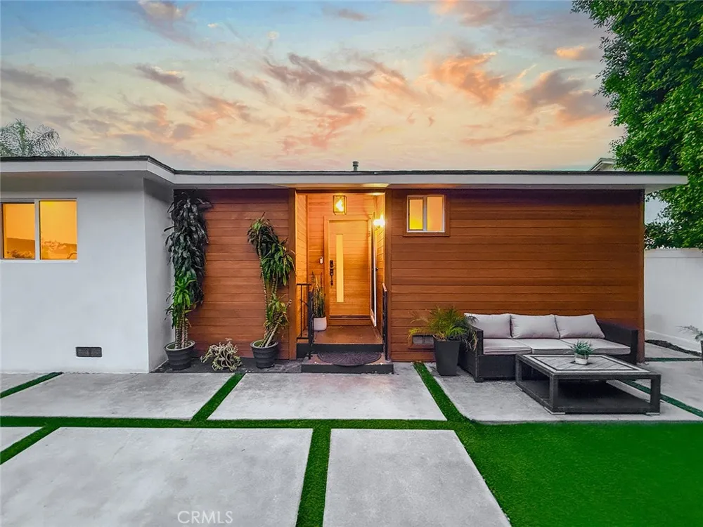 15722 Magnolia Encino, CA 91436