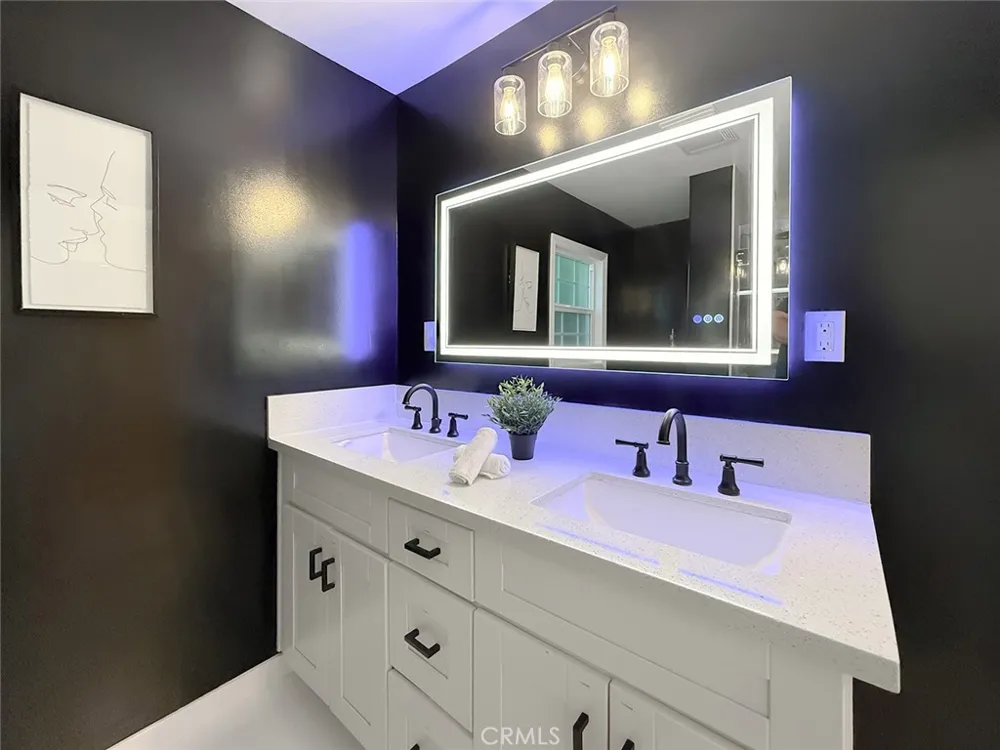 15722 Magnolia Encino, CA 91436