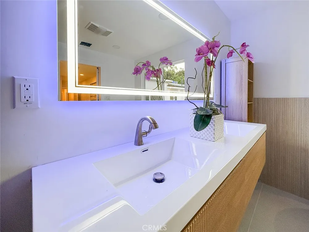 15722 Magnolia Encino, CA 91436