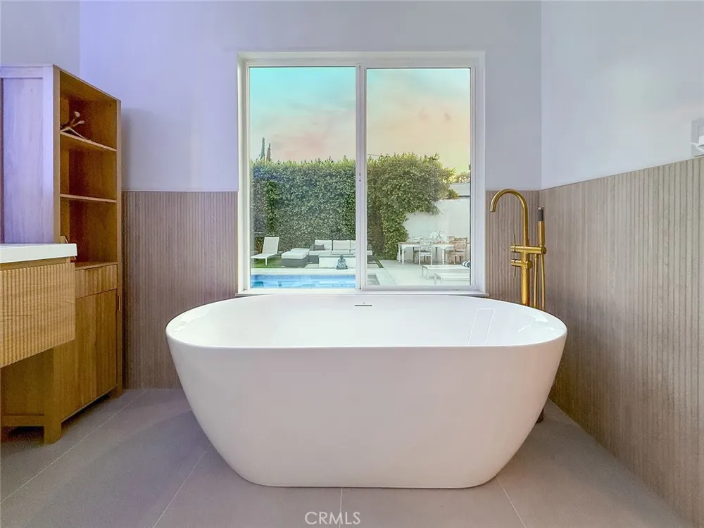 15722 Magnolia Encino, CA 91436