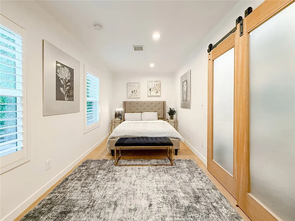 15722 Magnolia Encino, CA 91436
