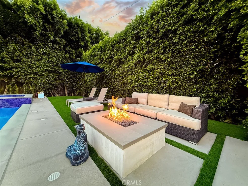 15722 Magnolia Encino, CA 91436
