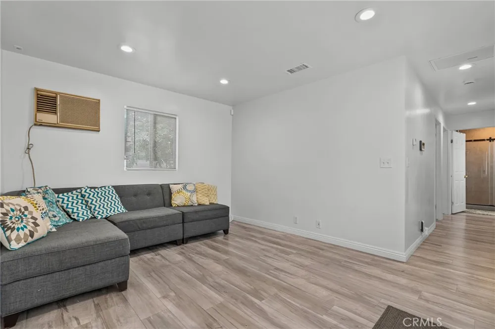 6910 Alabama Canoga Park, CA 91303