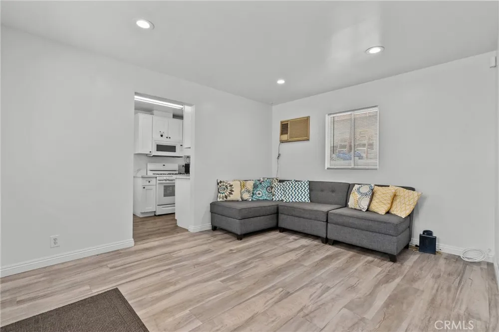 6910 Alabama Canoga Park, CA 91303