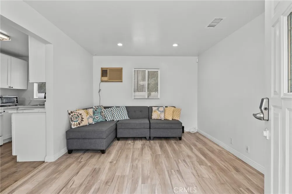 6910 Alabama Canoga Park, CA 91303