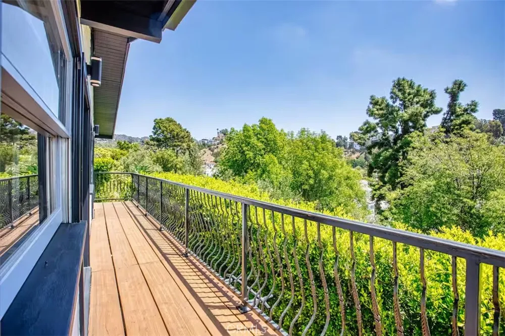 2597 Dearborn Drive Los Angeles, CA 90068