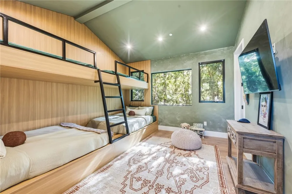 13135 Chandler Boulevard Sherman Oaks, CA 91401