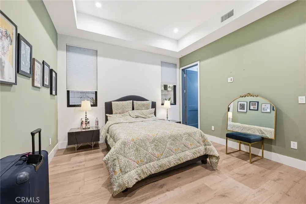 13135 Chandler Boulevard Sherman Oaks, CA 91401