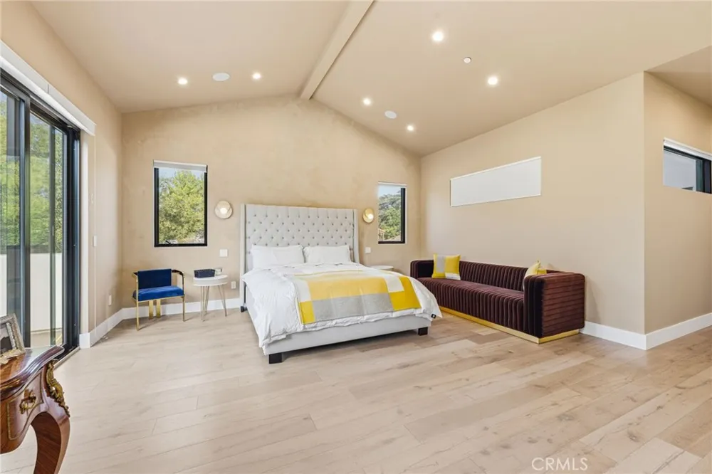 13135 Chandler Boulevard Sherman Oaks, CA 91401