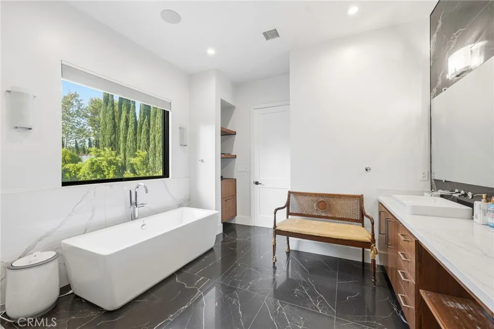 13135 Chandler Boulevard Sherman Oaks, CA 91401