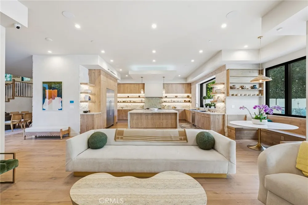 13135 Chandler Boulevard Sherman Oaks, CA 91401