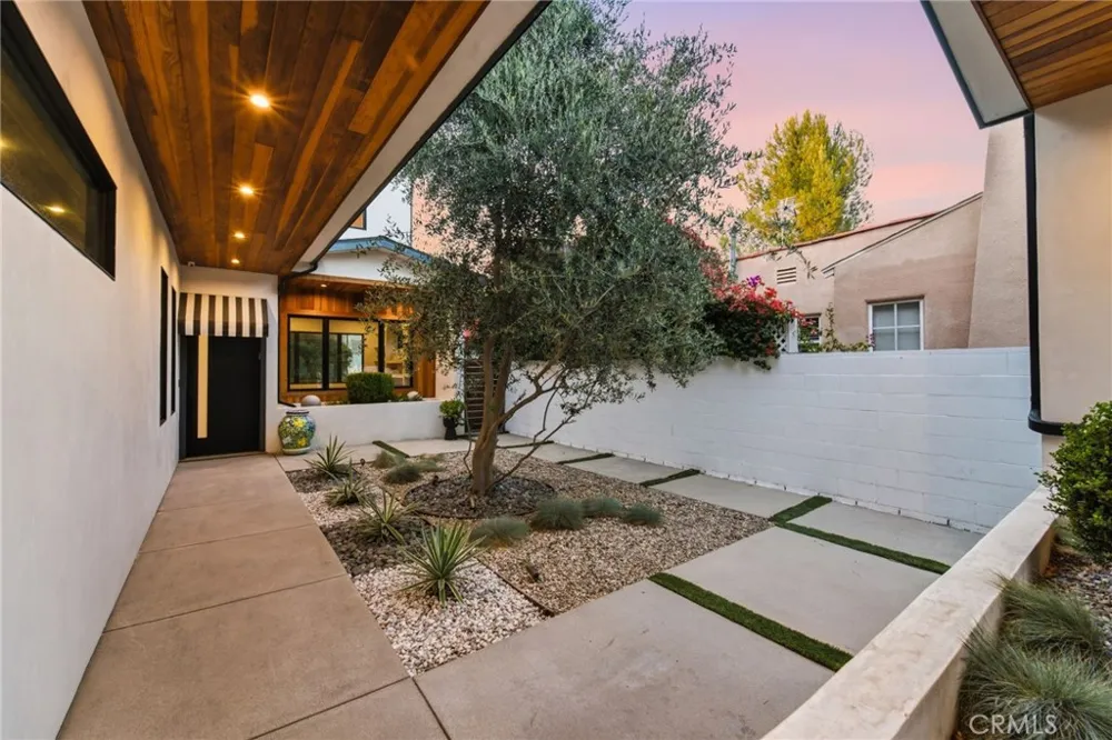 13135 Chandler Boulevard Sherman Oaks, CA 91401