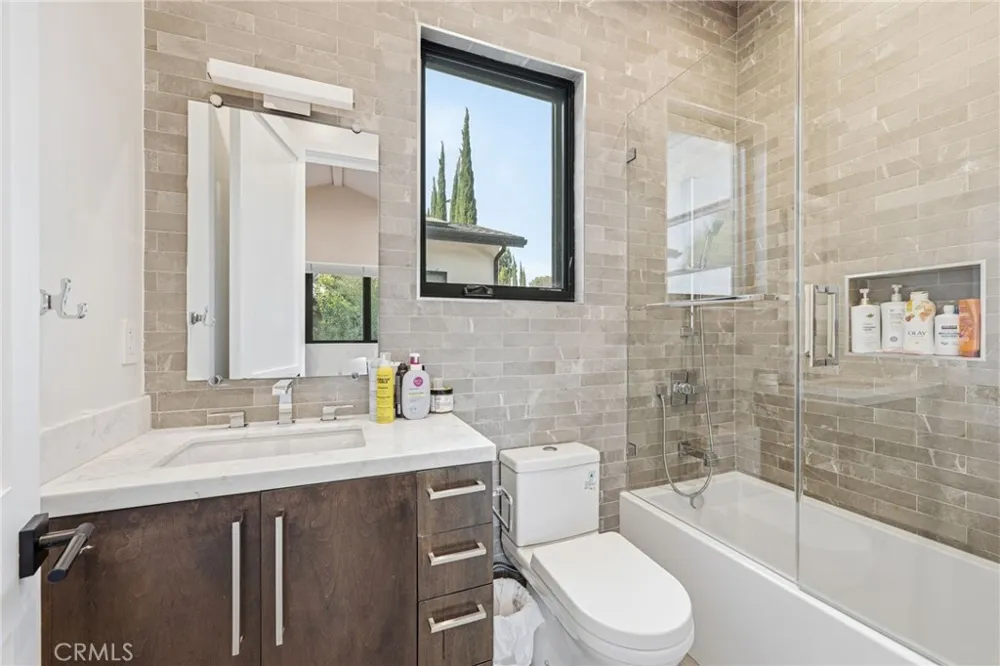 13135 Chandler Boulevard Sherman Oaks, CA 91401