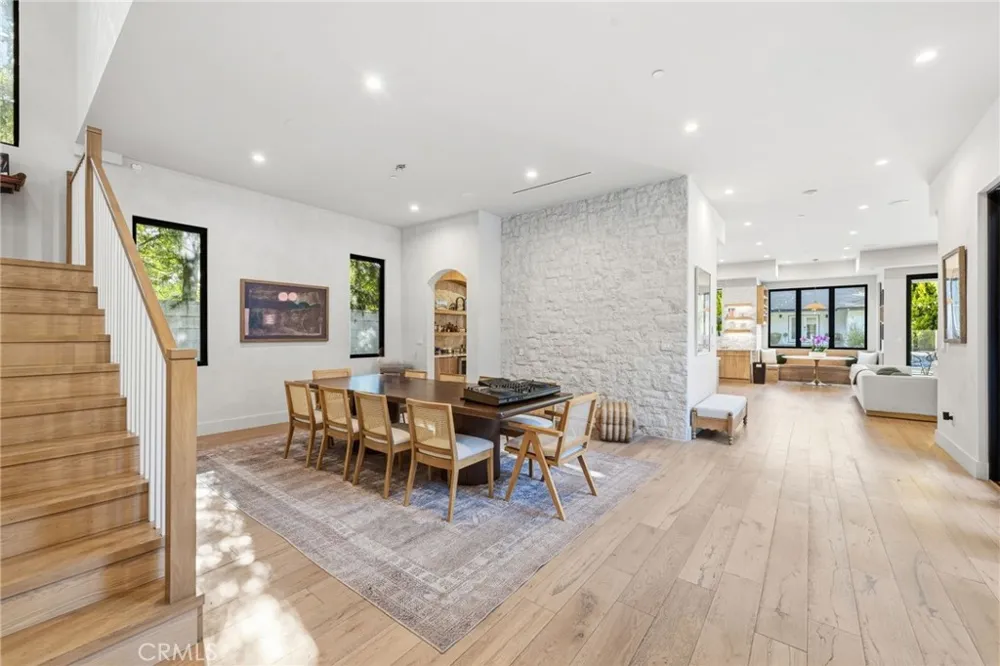 13135 Chandler Boulevard Sherman Oaks, CA 91401