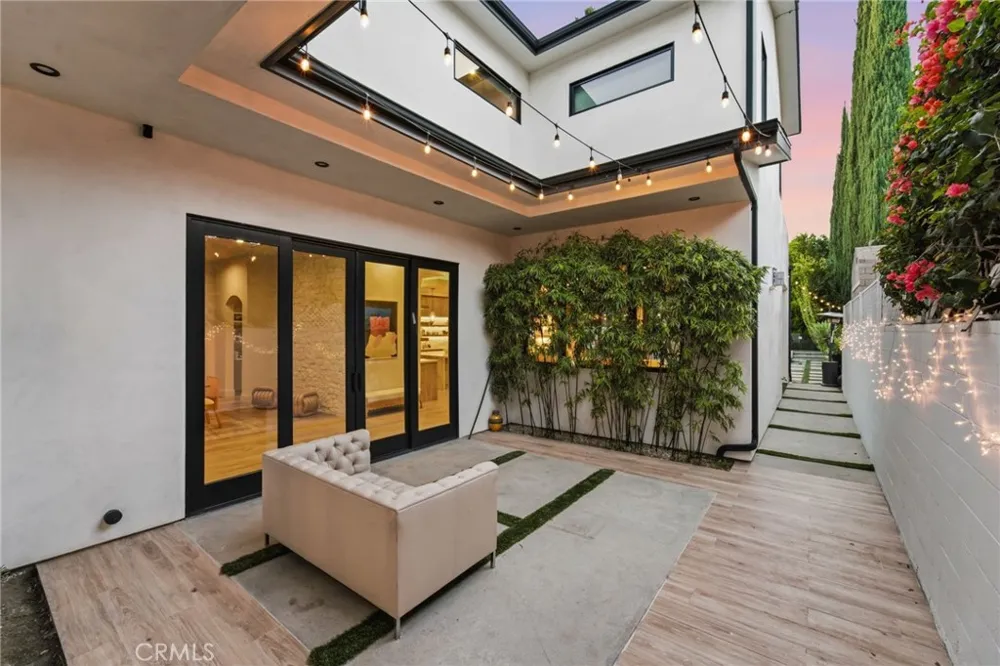 13135 Chandler Boulevard Sherman Oaks, CA 91401