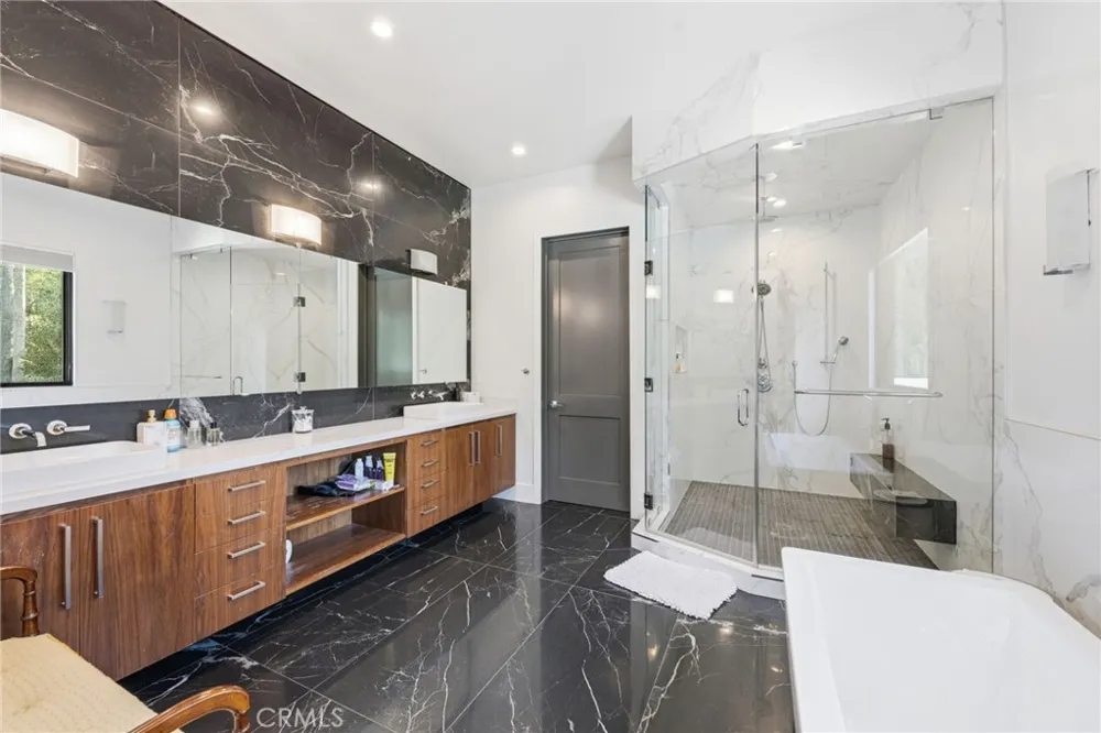 13135 Chandler Boulevard Sherman Oaks, CA 91401