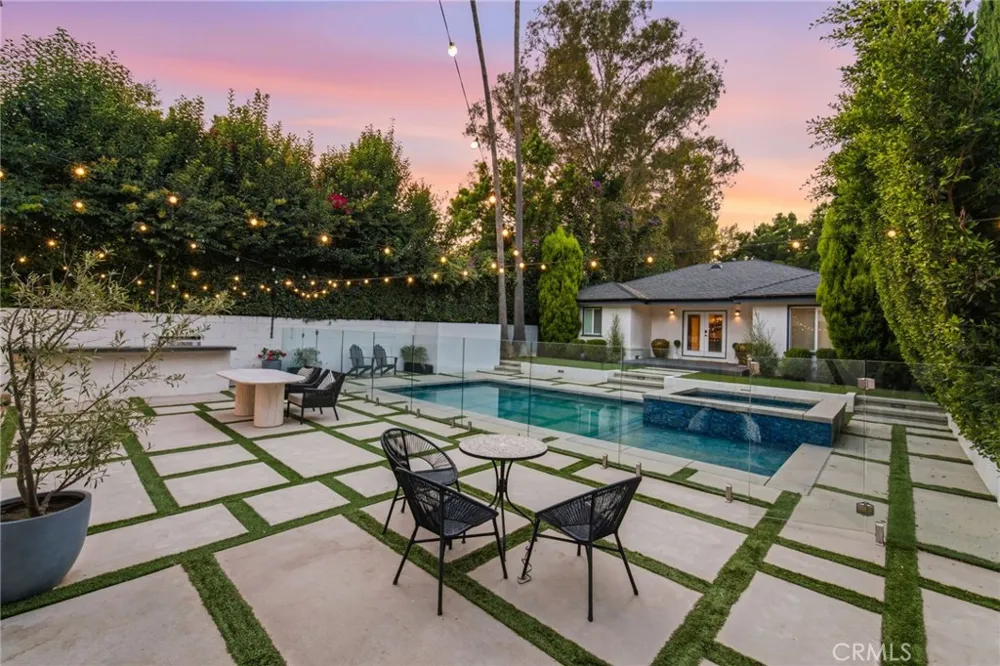 13135 Chandler Boulevard Sherman Oaks, CA 91401