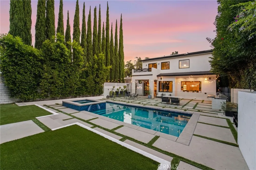 13135 Chandler Boulevard Sherman Oaks, CA 91401