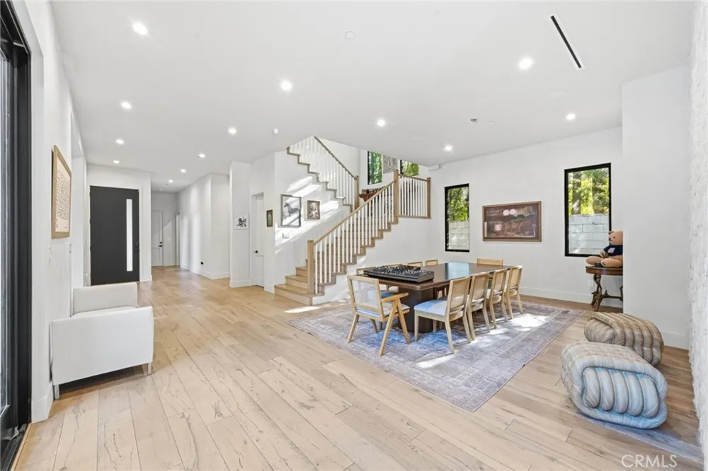 13135 Chandler Boulevard Sherman Oaks, CA 91401