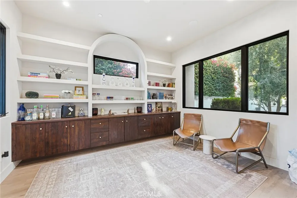 13135 Chandler Boulevard Sherman Oaks, CA 91401
