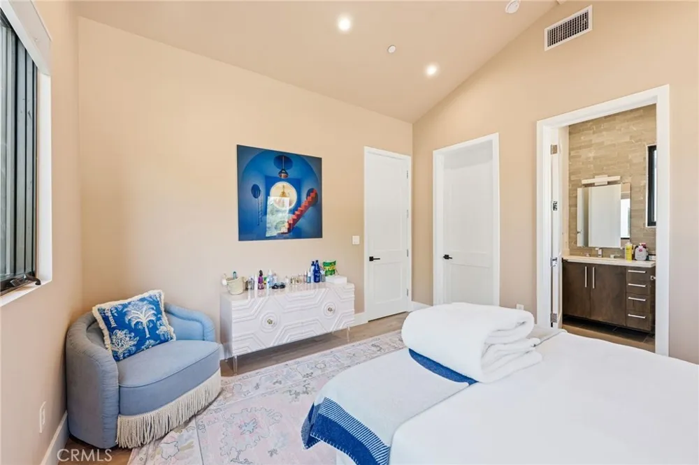 13135 Chandler Boulevard Sherman Oaks, CA 91401