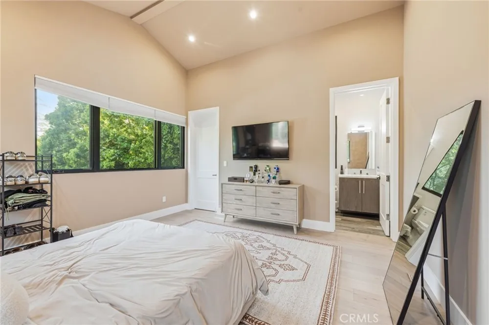 13135 Chandler Boulevard Sherman Oaks, CA 91401