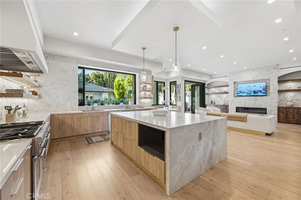 13135 Chandler Boulevard Sherman Oaks, CA 91401