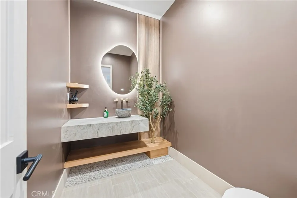 13135 Chandler Boulevard Sherman Oaks, CA 91401