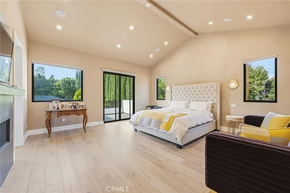 13135 Chandler Boulevard Sherman Oaks, CA 91401