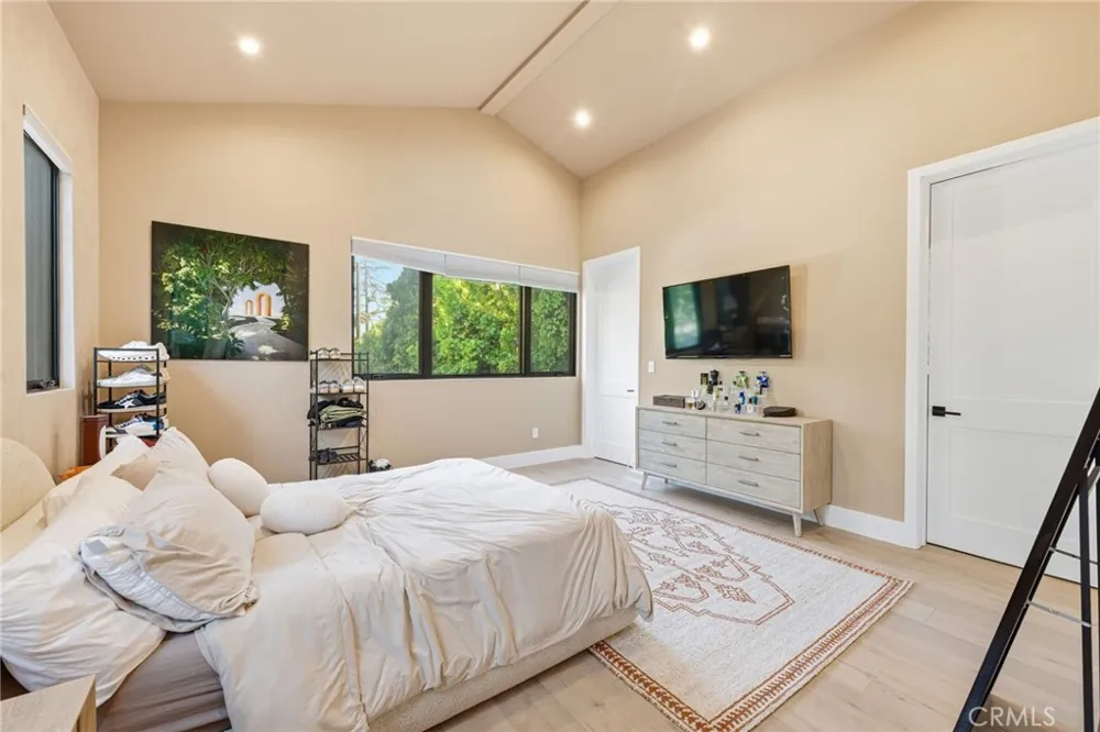 13135 Chandler Boulevard Sherman Oaks, CA 91401