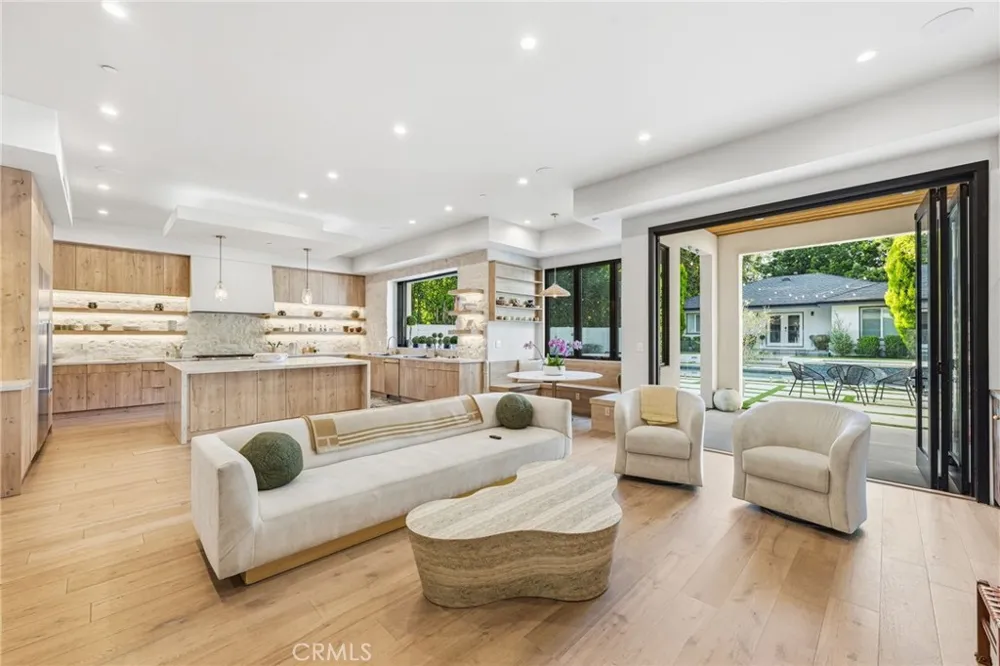 13135 Chandler Boulevard Sherman Oaks, CA 91401