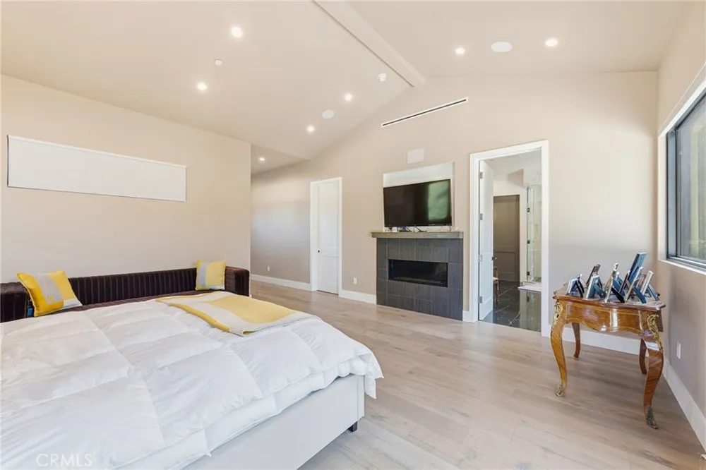 13135 Chandler Boulevard Sherman Oaks, CA 91401
