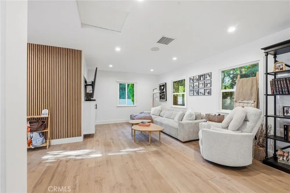 13135 Chandler Boulevard Sherman Oaks, CA 91401