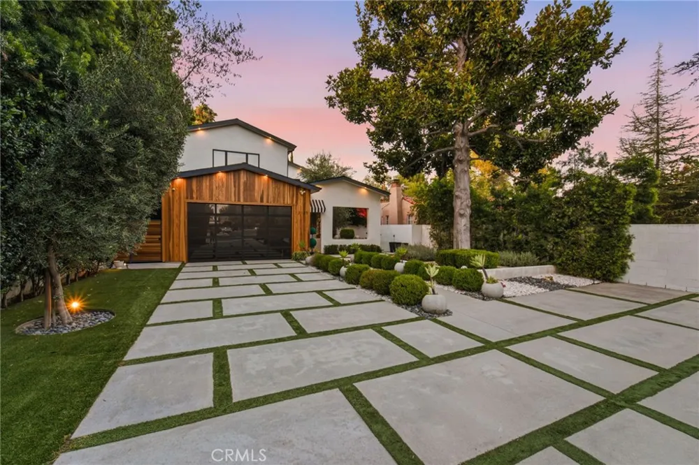 13135 Chandler Boulevard Sherman Oaks, CA 91401