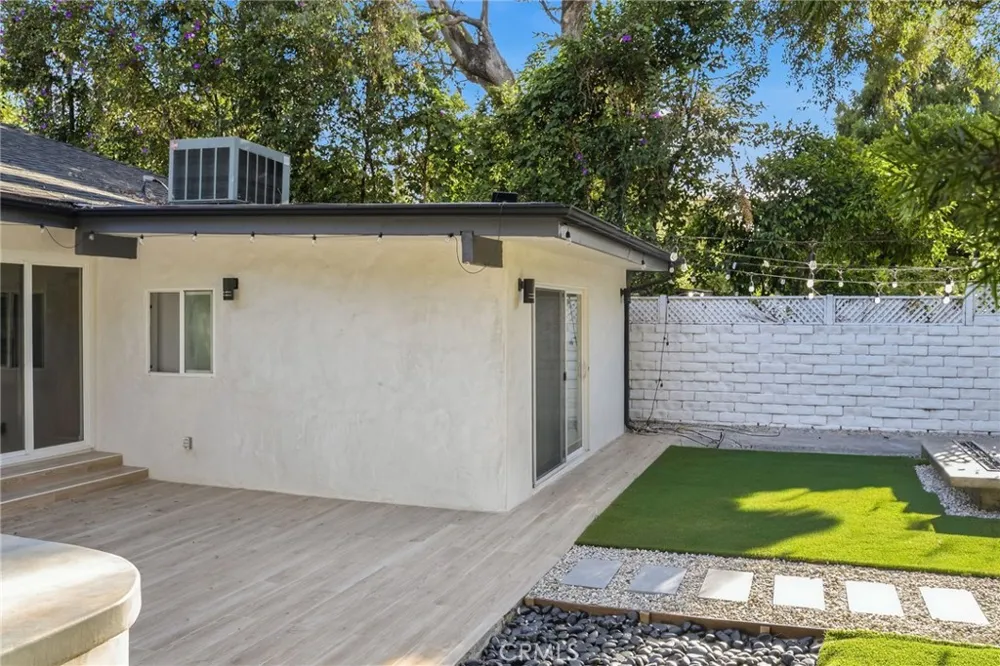13135 Chandler Boulevard Sherman Oaks, CA 91401