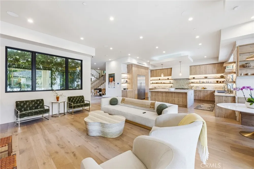 13135 Chandler Boulevard Sherman Oaks, CA 91401