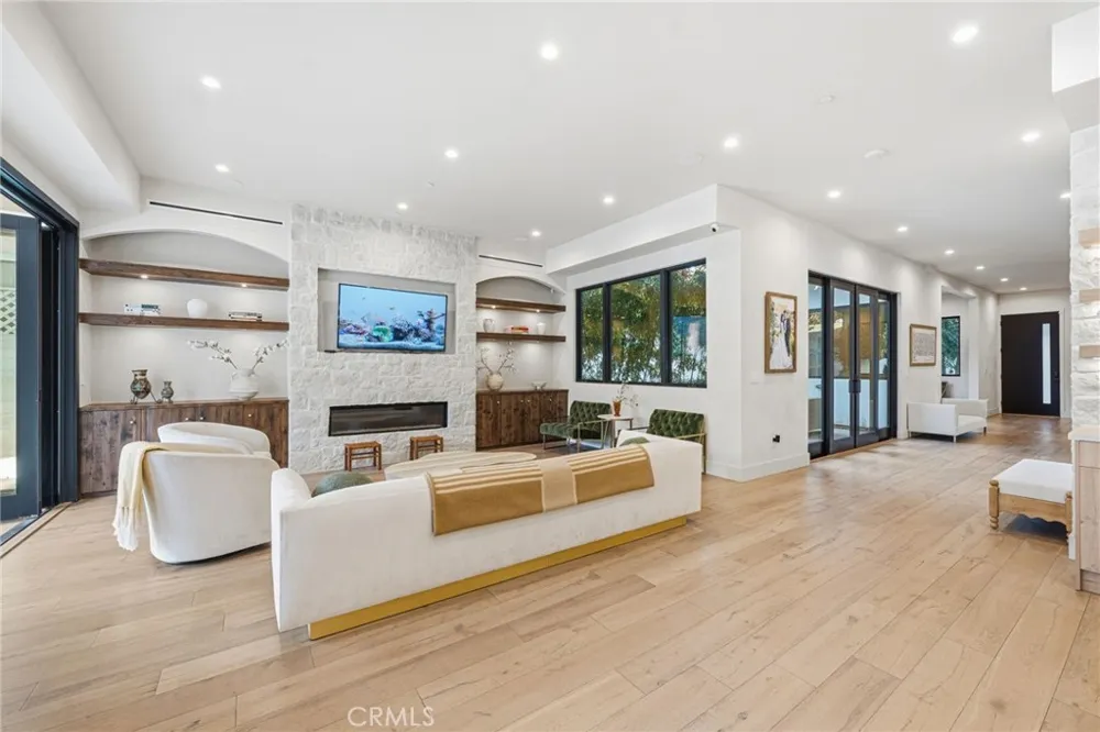 13135 Chandler Boulevard Sherman Oaks, CA 91401