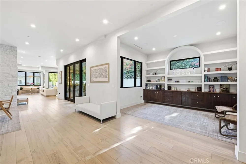 13135 Chandler Boulevard Sherman Oaks, CA 91401