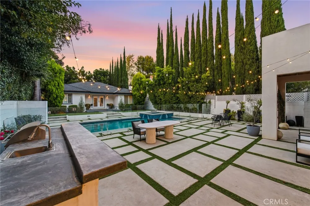 13135 Chandler Boulevard Sherman Oaks, CA 91401