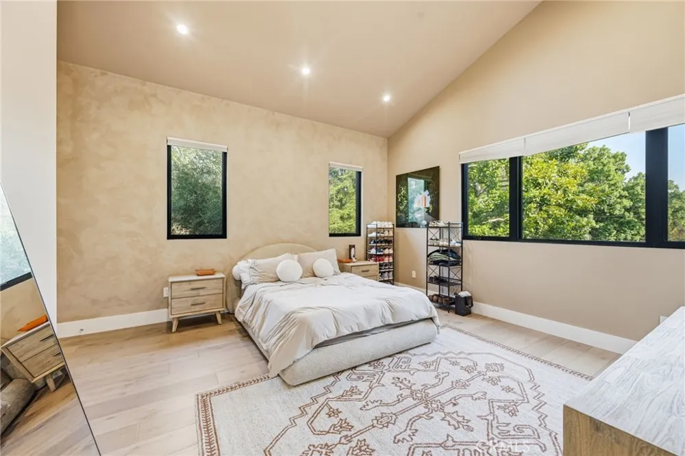 13135 Chandler Boulevard Sherman Oaks, CA 91401