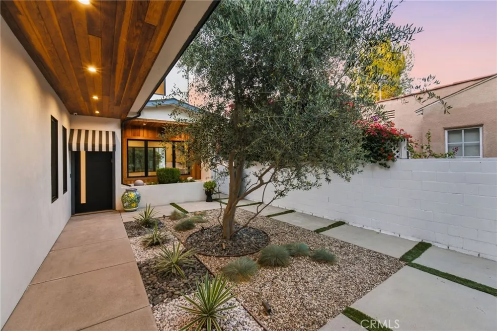 13135 Chandler Boulevard Sherman Oaks, CA 91401