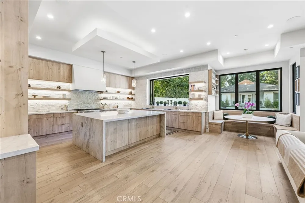 13135 Chandler Boulevard Sherman Oaks, CA 91401