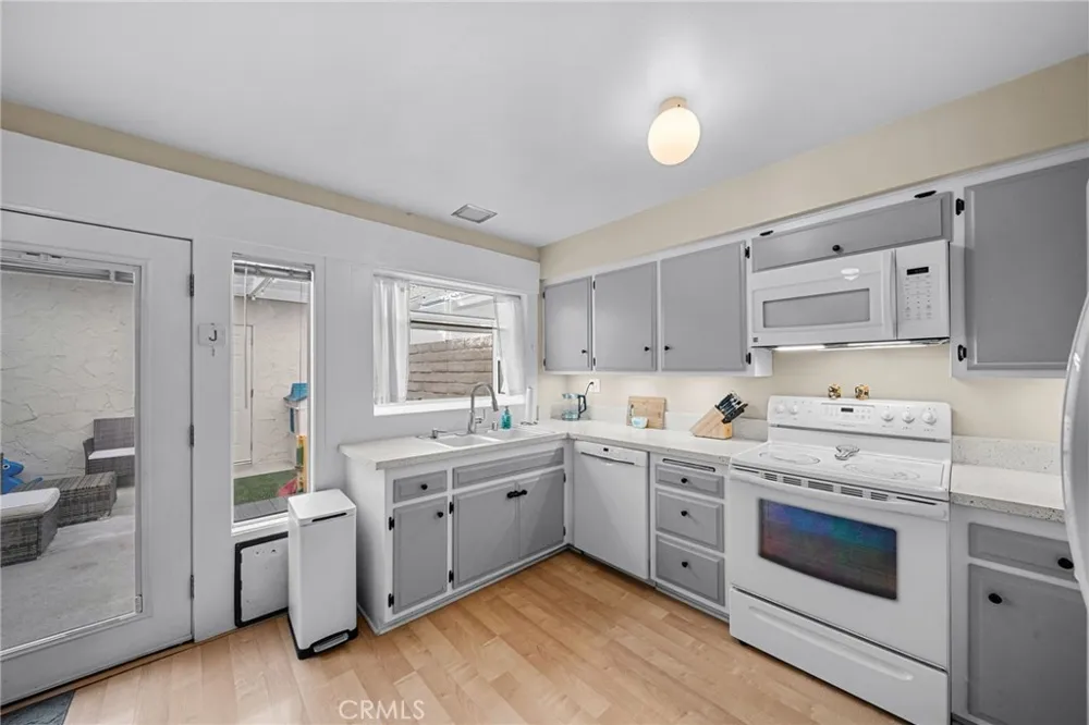 24307 La Glorita Circle Newhall, CA 91321