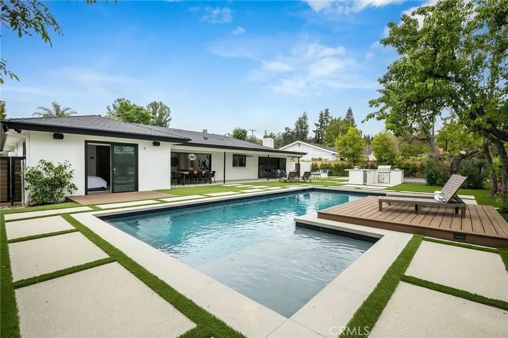 23949 Nomar Street Woodland Hills, CA 91367