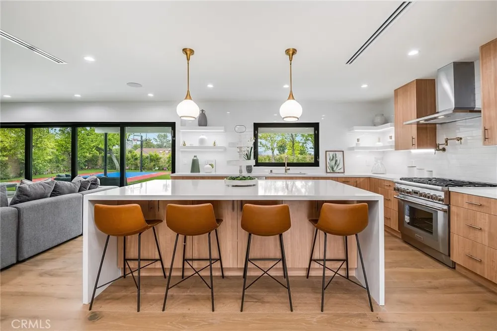23949 Nomar Street Woodland Hills, CA 91367