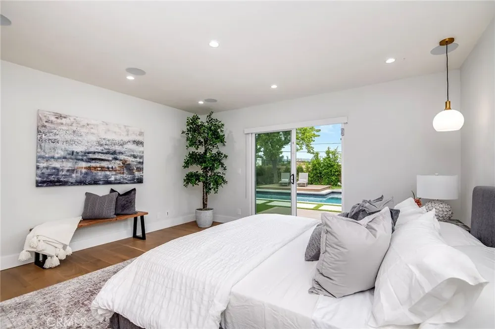 23949 Nomar Street Woodland Hills, CA 91367