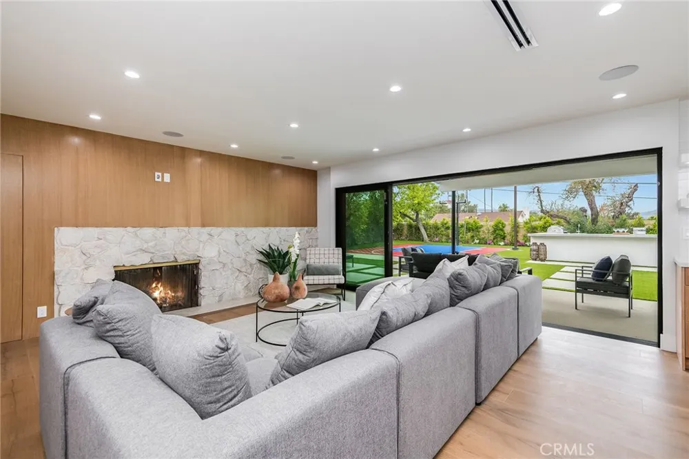 23949 Nomar Street Woodland Hills, CA 91367