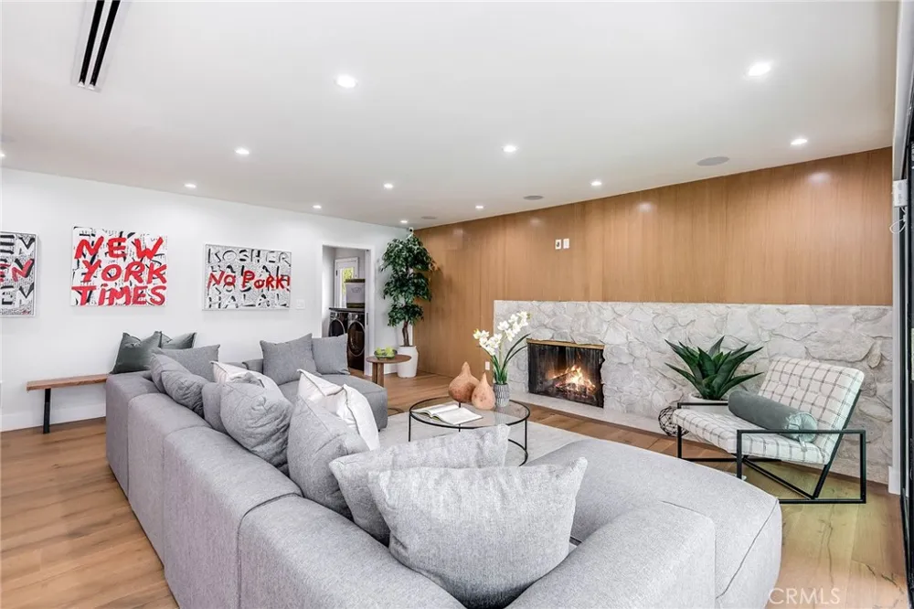 23949 Nomar Street Woodland Hills, CA 91367