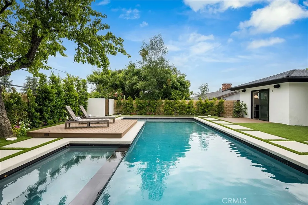 23949 Nomar Street Woodland Hills, CA 91367